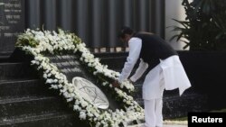 Maharashtra's Chief Minister Prithviraj Chavan places a wreath as he pays tribute at the Gymkhana police memorial marking the November 2008 Mumbai attacks, in Mumbai, Nov. 26, 2013. 