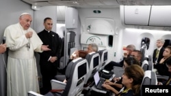 El papa Francisco habló con periodistas durante una conferencia de prensa a bordo del avión que lo llevó de regreso a Roma desde Colombia el 11 de septiembre, de 2017.