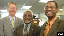 Dan Austin, director general de VOA (Izq.) junto al embajador de Haití, Raymond Joseph y el jefe del Servicio Creole, Ronald Cesar.