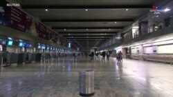 Մամուլը և հանդիսատեսը հավաքվել են Նյու Յորքի Թուրգուդ Մարշալի դատարանի մոտ