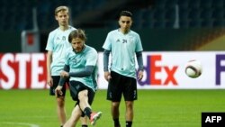 Le milieu de terrain danois de l'Ajax Lasse Schone, au centre, s'entraîne avec ses coéquipiers de l'Ajax Frenkie de Jong, a gauche, et Abdelhak Nouri, milieu de terrain néerlandais de l'Ajax, au Friends Arena à Solna, près de Stockholm le 23 mai 2017 ,