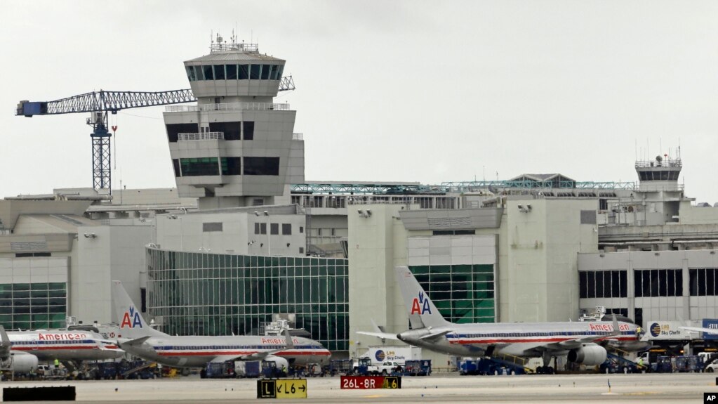 资料照片：停在迈阿密国际机场的美国航空(AA)的客机。(2013年4月22日)(photo:VOA)