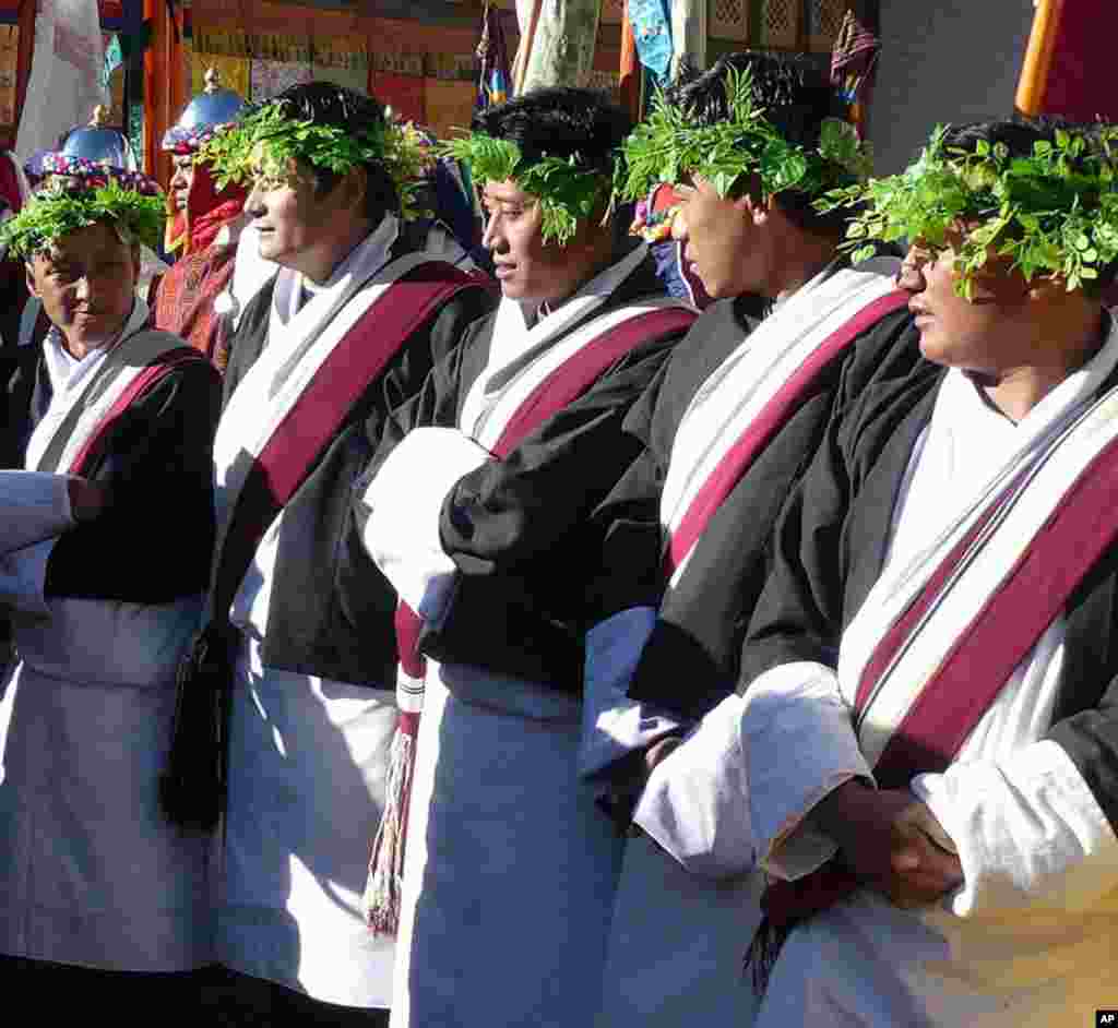 Performers at the coronation (Photo/VOA - S. Herman)