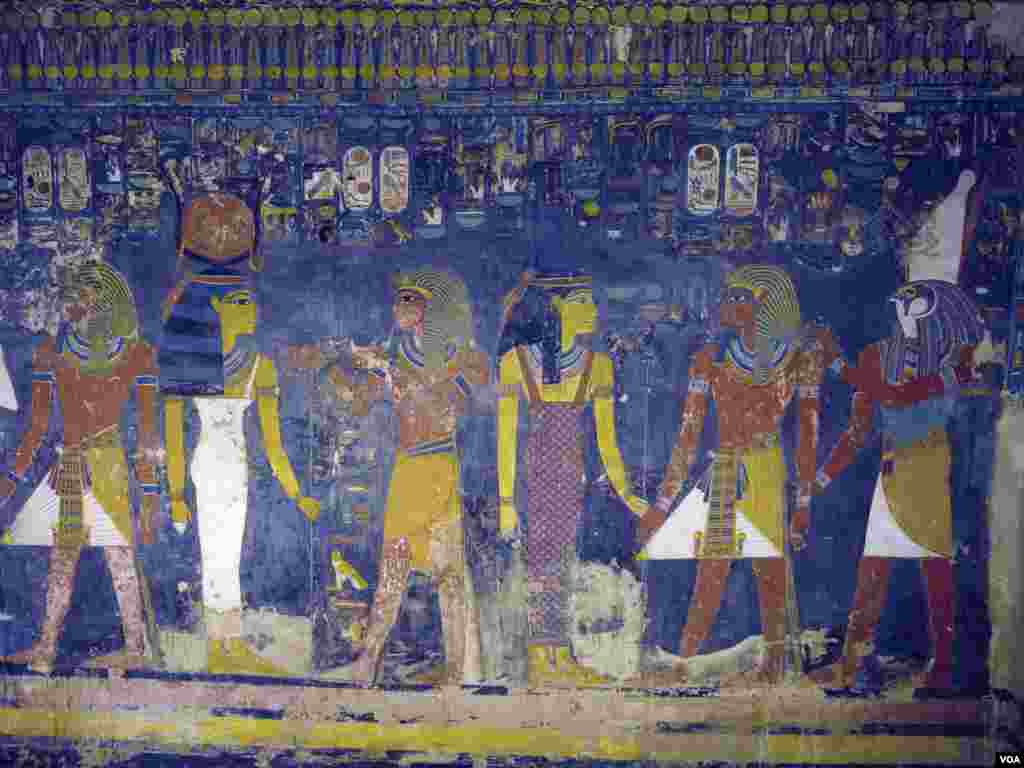 Pharonic-era mural inside the tomb of an ancient king, reopened after five years of restoration, Luxor, Egypt, Nov. 5, 2015. (H. Elrasam/VOA) 