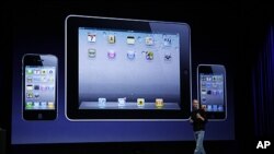 Apple CEO Steve Jobs talks on stage in front of an iPhone, left, iPad and iPod Touch, right, Sept. 1, 2011 (file photo)