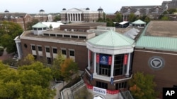 Imagen aérea tomada con un dron muestra Curb Event Center en la Universidad de Belmont, el sitio del debate presidencial final entre el presidente republicano Donald Trump y el exvicepresidente demócrata Joe Biden, en Nashville, Tennessee.