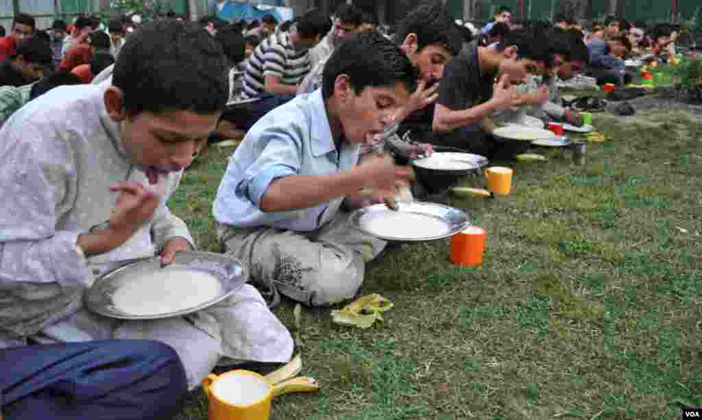سری نگر کے ایک یتیم خانے میں بچے روزہ افظار کررہے ہیں