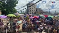 Ընտանիքները սպասում են Յանգոնի Ինսեյնի բանտի առաջ