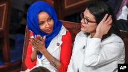 La représentante Ilhan Omar, avec à sa droite la représentante Rashida Tlaib,lors du discours du président Donald Trump sur l'état de l'Union, au Capitole à Washington, le 5 février 2019.