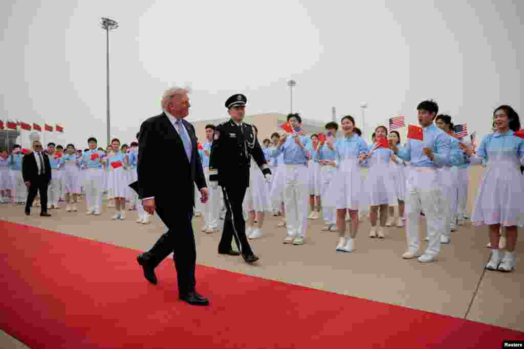 在北京首都国际机场，特朗普总统走过欢送他的人群，走向“空军一号”专机，准备启程返回美国。(2026年5月15日)