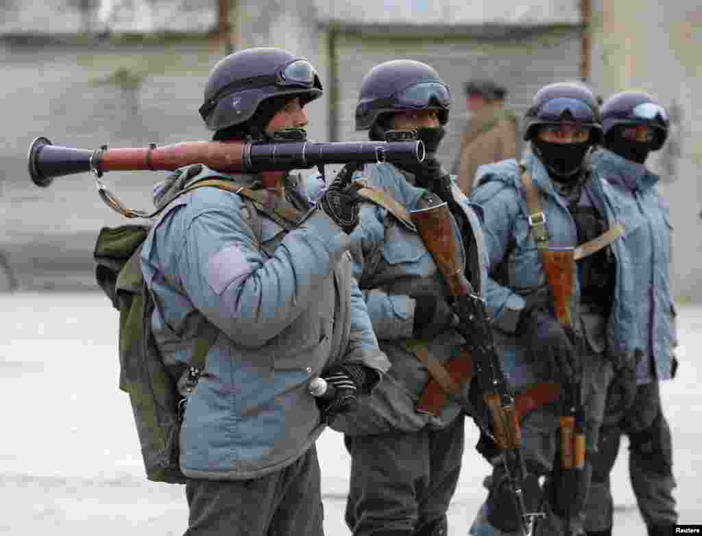 Afghan policemen arrive at the site of a suicide bomb attack in Kabul, Afghanistan, Dec. 27, 2013. 