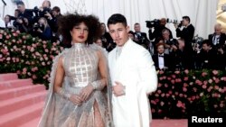 La actriz Priyanka Chopra y su esposo el cantante Nick Jonas en la Gala del Met. Nueva York, Nueva York. 6-5-19. REUTERS/Mario Anzuoni.