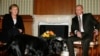 ARCHIVO - La canciller alemana Angela Merkel y el presidente ruso Vladimir Putin sostienen una reunión mientras pasa el perro de Putin, Cony, durante la reunión en la residencia de Putin en el balneario ruso de Sochi, en el Mar Negro, el domingo 21 de enero de 2007.
