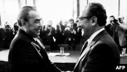 El secretario general del Partido Comunista de la Unión Soviética, Leonid Brezhnev (i), se reúne con el secretario de Estado estadounidense, Henry Kissinger, en Moscú el 25 de marzo de 1974.