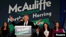 El gobernador electo de Virginia, Terry McAuliffe habla durante la celebración de su victoria electoral, en Tyson's Corner, Virginia.