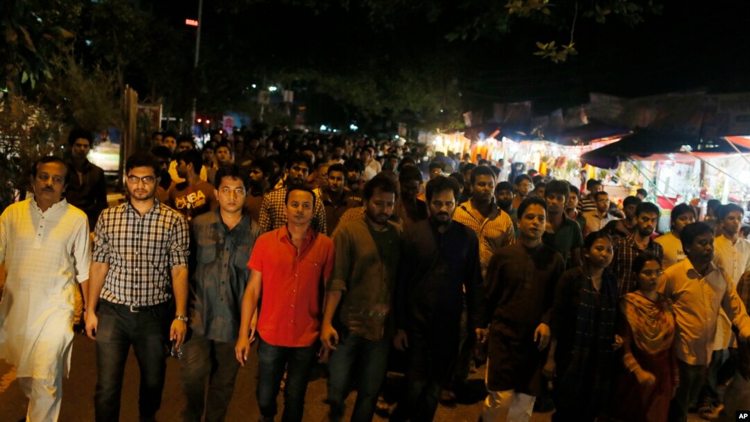 Bangladeshi activists protest against the killing of Faisal Arefin Deepan in Dhaka, Bangladesh, Oct. 31, 2015.