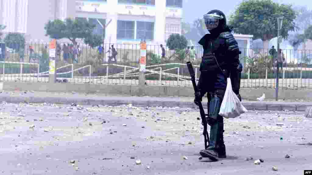 Un policier sénégalais lors d'affrontements entre la police et des étudiants qui protestaient devant les portes de l'Université Cheikh Anta Diop de Dakar le 16 mai 2018.