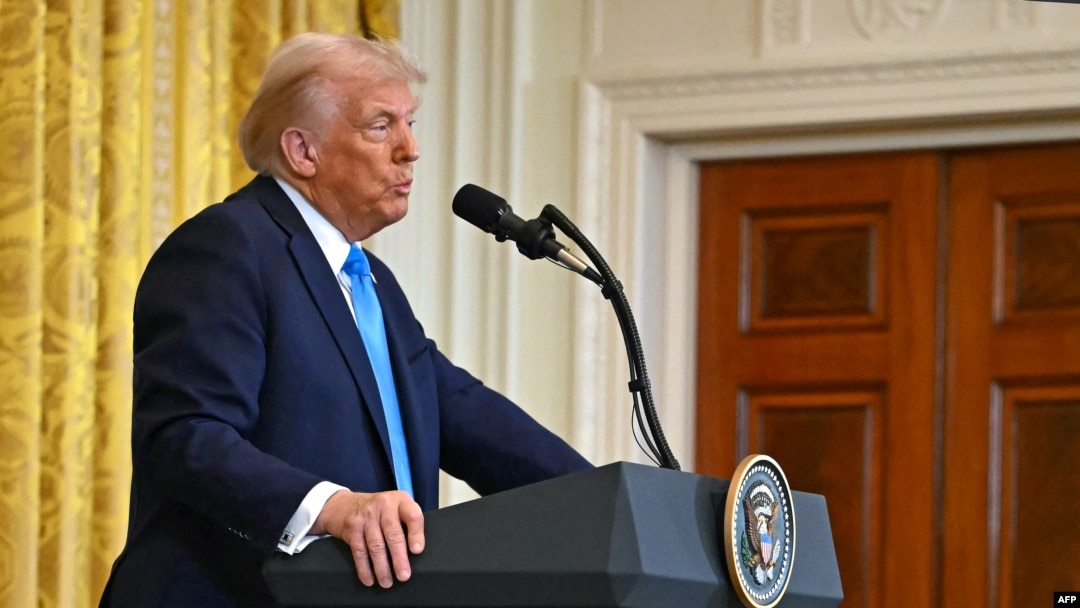 Trump, ABD’nin İsrail-Filistin çatışmasına ilişkin on yıllardır izlediği politikada köklü bir değişikliğe işaret eden bu planını, Beyaz Saray’da İsrail Başbakanı Benyamin Netanyahu ile ortak basın toplantısında açıkladı.