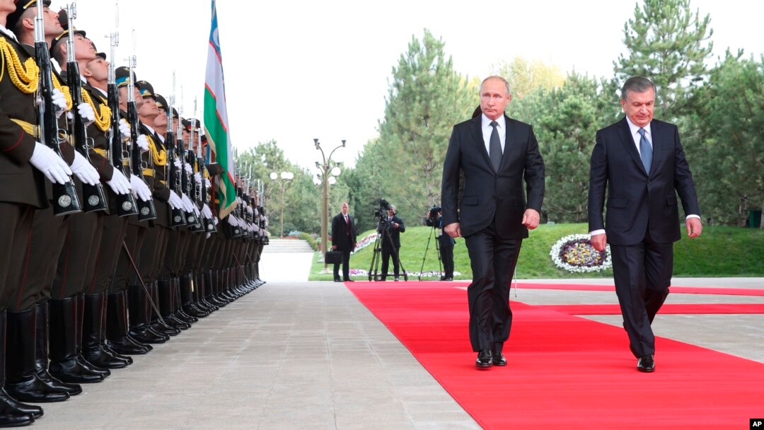 Rossiya Prezidenti Vladimir Putin (chapda) O'zbekiston rahbari Shavkat Mirziyoyev bilan, Toshkent, O'zbekiston, 2018-yil, 19-oktabr