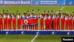 Timnas puteri Korea Utara meraih emas sepakbola di Asean Games setelah mengalahkan Jepang (2/10). Tiga pejabat Korut akan menghadiri penutupan Asian Games 2014 di Incheon, Korea Selatan.