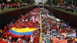 Simpatizantes del gobierno de Venezuela participan en la marcha por el Día Internacional de los Trabajadores, en Caracas, el miércoles 1 de mayo de 2024. 