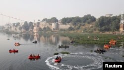 Tim penyelamat melakukan operasi pencarian korban setelah jembatan gantung runtuh pada hari Minggu, di kota Morbi di negara bagian barat Gujarat, India, 1 November 2022. (REUTERS/Stringer)