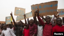 Des étudiants se sont rassemblés devant l’Assemblée nationale pour manifester contre les conditions précaires de vie, à Niamey, Niger, le 17 mars 2015.