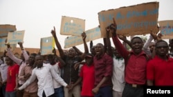 Des étudiants se sont rassemblés devant l’Assemblée nationale pour manifester contre les conditions précaires de vie, à Niamey, Niger, le 17 mars 2015.