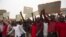Des étudiants se sont rassemblés devant l’Assemblée nationale pour manifester contre les conditions précaires de vie, à Niamey, Niger, le 17 mars 2015.