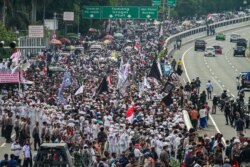 Kerumunan massa dari Kelompok Front Pembela Islam (FPI) bergerak menuju gedung DPR RI di Jakarta, untuk berunjuk rasa menolak RUU omnibus law, 16 Juli 2020.