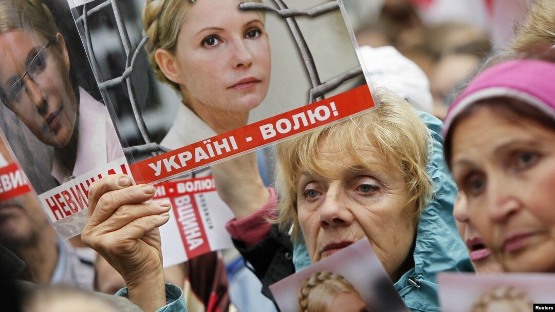 Yuliya Timoshenkoning tarafdorlari Kiyevda Oliy sud binosi yonida namoyish qilmoqda. 29-avgust, 2012-yil. 