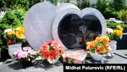 Nadgrobni spomenik Admiri Ismić i Bošku Brkiću na sarajevskom groblju Lav. Boško, 24-godišnji Srbin, odmah je ubijen. Admira, njegova 25-godišnja djevojka Bošnjakinja, smrtno je ranjena. 