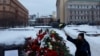 Moskova'da insanlar tutuklanma riskine rağmen Navalni anısına çiçekler bırakmaya devam ediyor