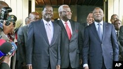 Shugaban kasar Ivory Coast Gbagbo, a dama da Firai ministan kasar Kenya Raila Odinga, a haggu, Shugaban kasar Saliyo Ernest Bai Koroma, bayan wata ganawar yiwa Laurent Gbagbo tayin ahuwa a Abidjan, 03 Jan 2011