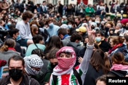 Para pemuda terlibat dalam aksi duduk di depan gedung Universitas Sciences Po di Paris pada 26 April 2024, sebagai bentuk dukungan untuk warga Palestina di Gaza selama konflik antara Israel dan Hamas. (Foto: REUTERS/Gonzalo Fuentes)