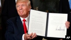 美国总统川普展示他签署的授权调查中国贸易行为的行政备忘录。（2017年8月14日）