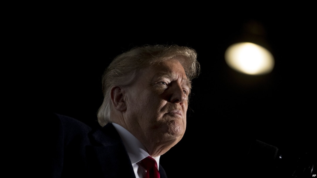En esta foto de archivo, el presidente Donald Trump hace una pausa durante su discurso en un rally en Illinois. Octubre 28, 2018.