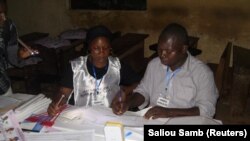 Les agents électoraux commencent à compter les votes exprimés, à Conakry, en Guinée, le 18 octobre 2020.(Photo: Saliou Samb/Reuters)