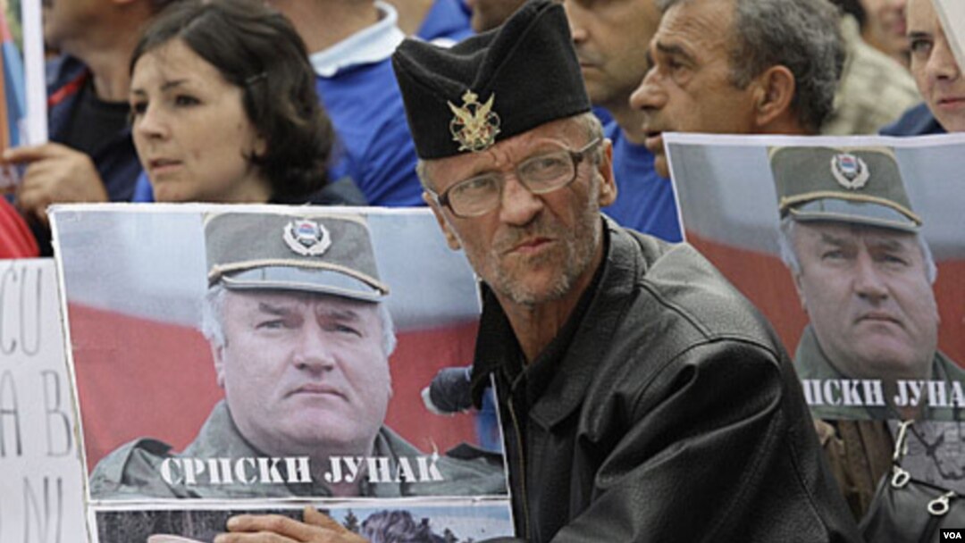 Para pendukung melakukan protes atas pengadilan Mladic dengan membawa poster Ratko Mladic.