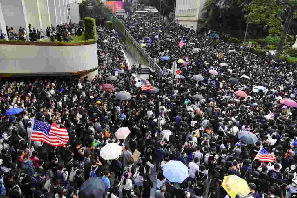 Vista general de la marcha de manifestantes a favor de la democracia en Hong Kong, cuando avanzaban pacíficamente desde Chater Garden al Consulado de EE.UU., para pedir al presidente Donald Trump &quot;liberar&quot; al territorio semiautonónomo. Más tarde la violencia estalló en un distrito comercial donde los manifestantes incendiaron la entrada a una estación de metro y la policía hizo varios arrestos. AP/Vincent Yu.