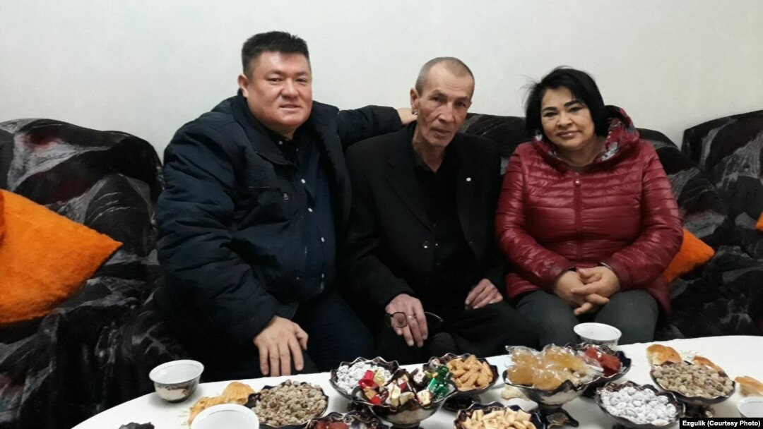 Jurnalist Dilmurod Sayyid (markazda) qamoqdan chiqqanidan so'ng huquq faollari davrasida