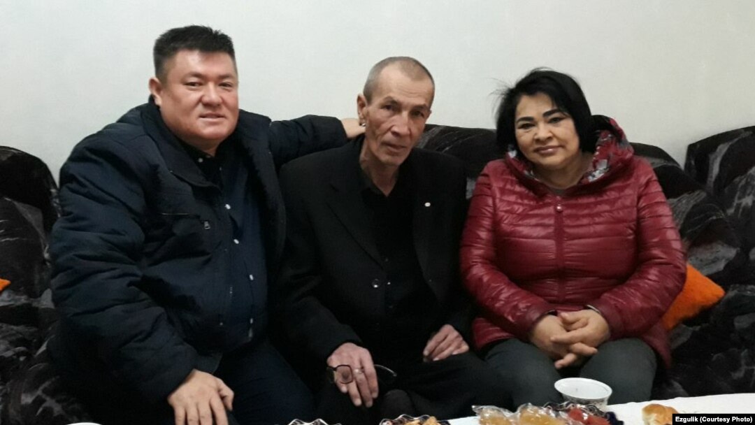 Dilmurod Sayid "Ezgulik" inson huquqlari jamiyatidan Vasila Inoyatova va Abdurahmon Tashanov bilan. Qamoqdan keyingi surat. 