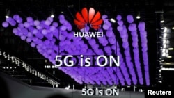 上海举行的世界移动通信大会上华为标识和5G的标志。(2019年6月28日)