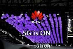 중국 상하이에서 열린 국제모바일박람회 화웨이 전시관에서 5G 통신 장비를 홍보하고 있다.