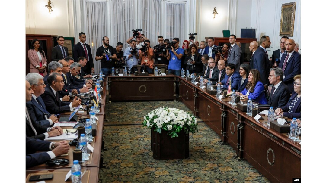 Menteri Luar Negeri Mesir Badr Abdelatty bertemu dengan Menteri Luar Negeri AS Antony Blinken dan delegasinya termasuk Duta Besar AS untuk Kairo Herro Mustafa Garg di istana Tahrir, Kairo, 18 September 2024. (EVELYN HOCKSTEIN / POOL / AFP)