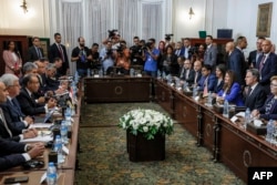 Menteri Luar Negeri Mesir Badr Abdelatty bertemu dengan Menteri Luar Negeri AS Antony Blinken dan delegasinya termasuk Duta Besar AS untuk Kairo Herro Mustafa Garg di istana Tahrir, Kairo, 18 September 2024. (EVELYN HOCKSTEIN / POOL / AFP)