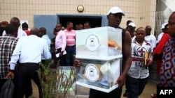 Un homme porte des urnes à Malabo, Guinée équatoriale, 23 Avril 2016.