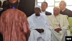 Le pape François, à droite, assis avec les membres de la communauté musulmane lors d’une visite à la mosquée Koudoukou à Bangui, en République centrafricaine, 30 novembre 2015. epa / DANIEL DAL ZENNARO