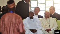 Le pape François, à droite, assis avec les membres de la communauté musulmane lors d’une visite à la mosquée Koudoukou à Bangui, en République centrafricaine, 30 novembre 2015. epa / DANIEL DAL ZENNARO