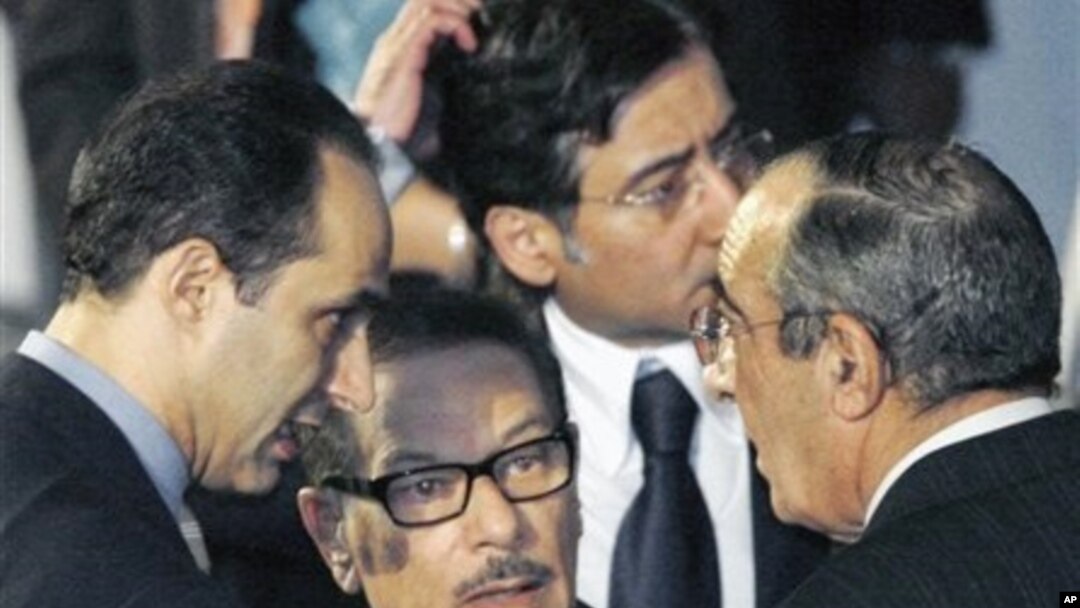 Gamal Mubarak (kiri) putera mantan Presiden Mesir, Hosni Mubarak berbicara dengan Zakaria Azmi (kanan - foto: dok.). Zakaria Azmi dijatuhi hukuman 7 tahun penjara.